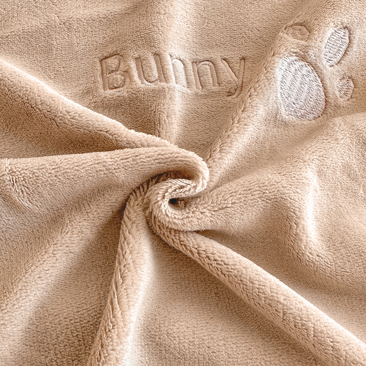 91家纺网 家纺一手货源 找家纺 置顶家纺 2025新款魔法兔兔牛奶绒拼接刺绣系列四件套 魔法兔兔-卡其