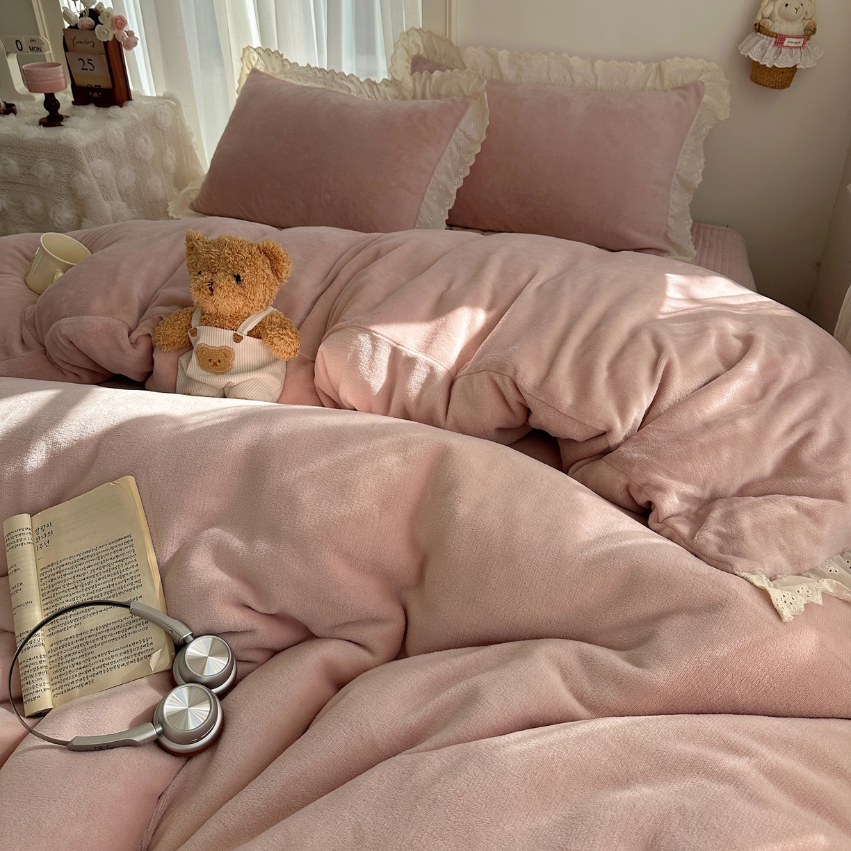 91家纺网 家纺一手货源 找家纺 欧尚 2025新款牛奶绒花边床盖四件套 仙女粉