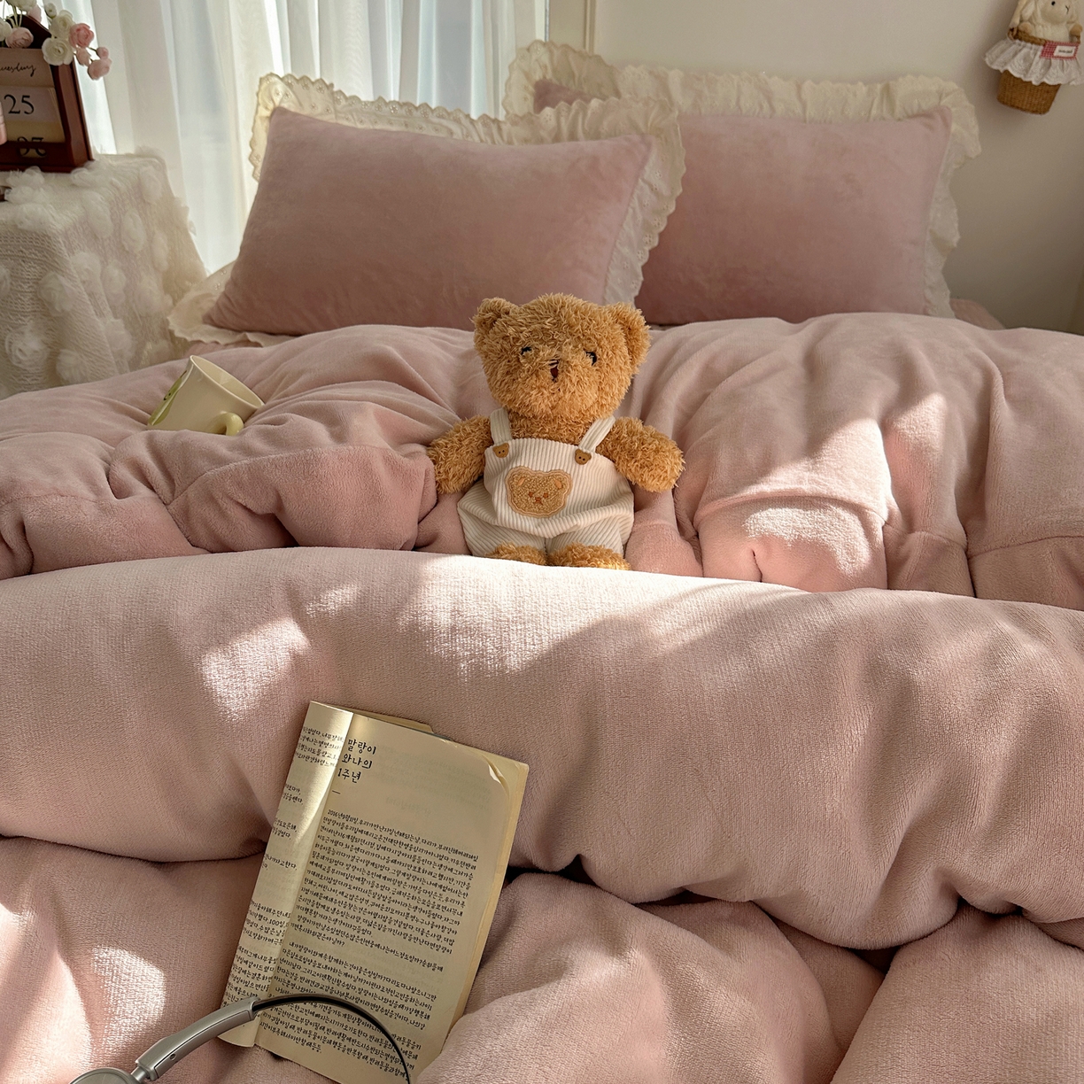 91家纺网 家纺一手货源 找家纺 欧尚 2025新款牛奶绒花边床盖四件套 仙女粉