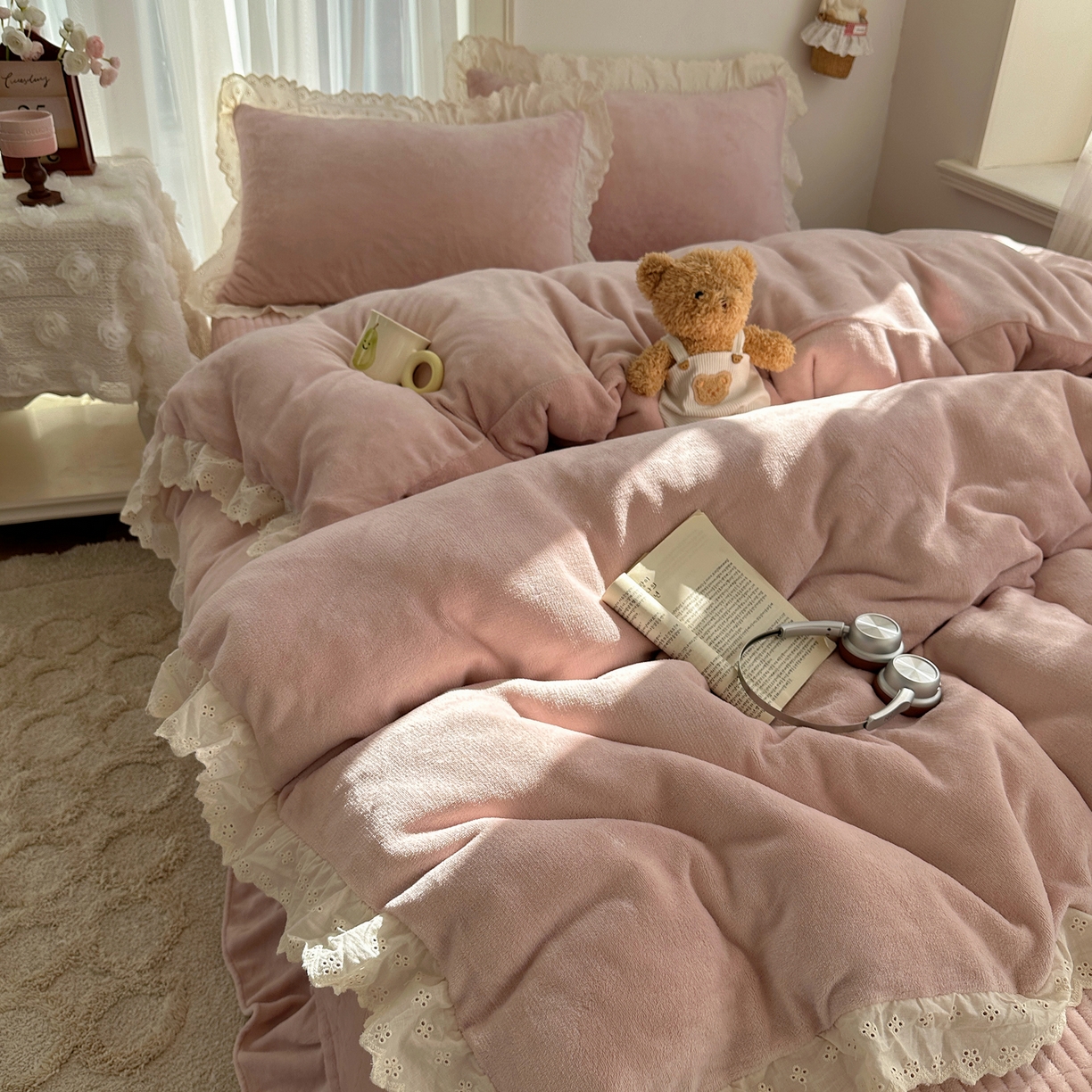 91家纺网 家纺一手货源 找家纺 欧尚 2025新款牛奶绒花边床盖四件套 仙女粉