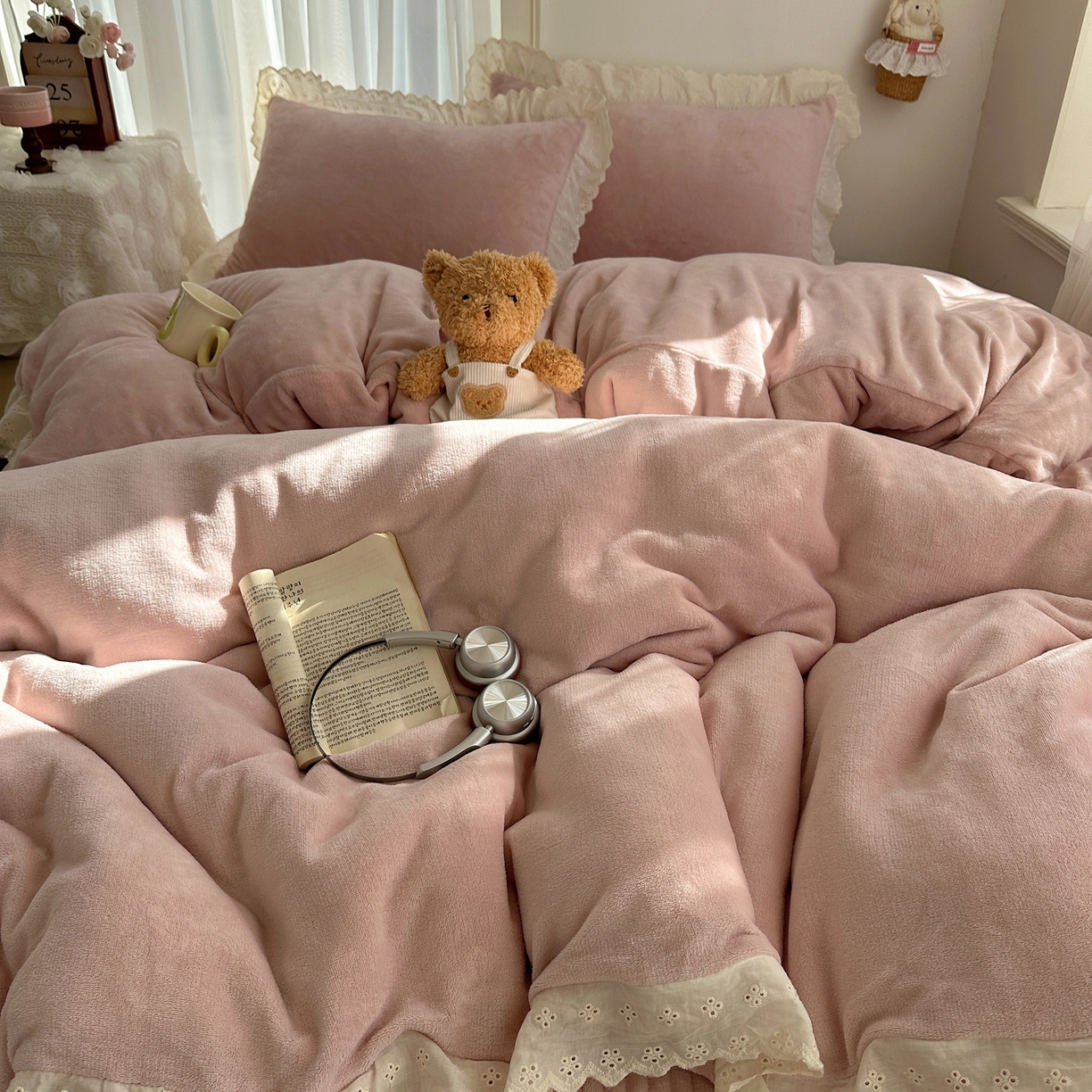 91家纺网 家纺一手货源 找家纺 欧尚 2025新款牛奶绒花边床盖四件套 仙女粉