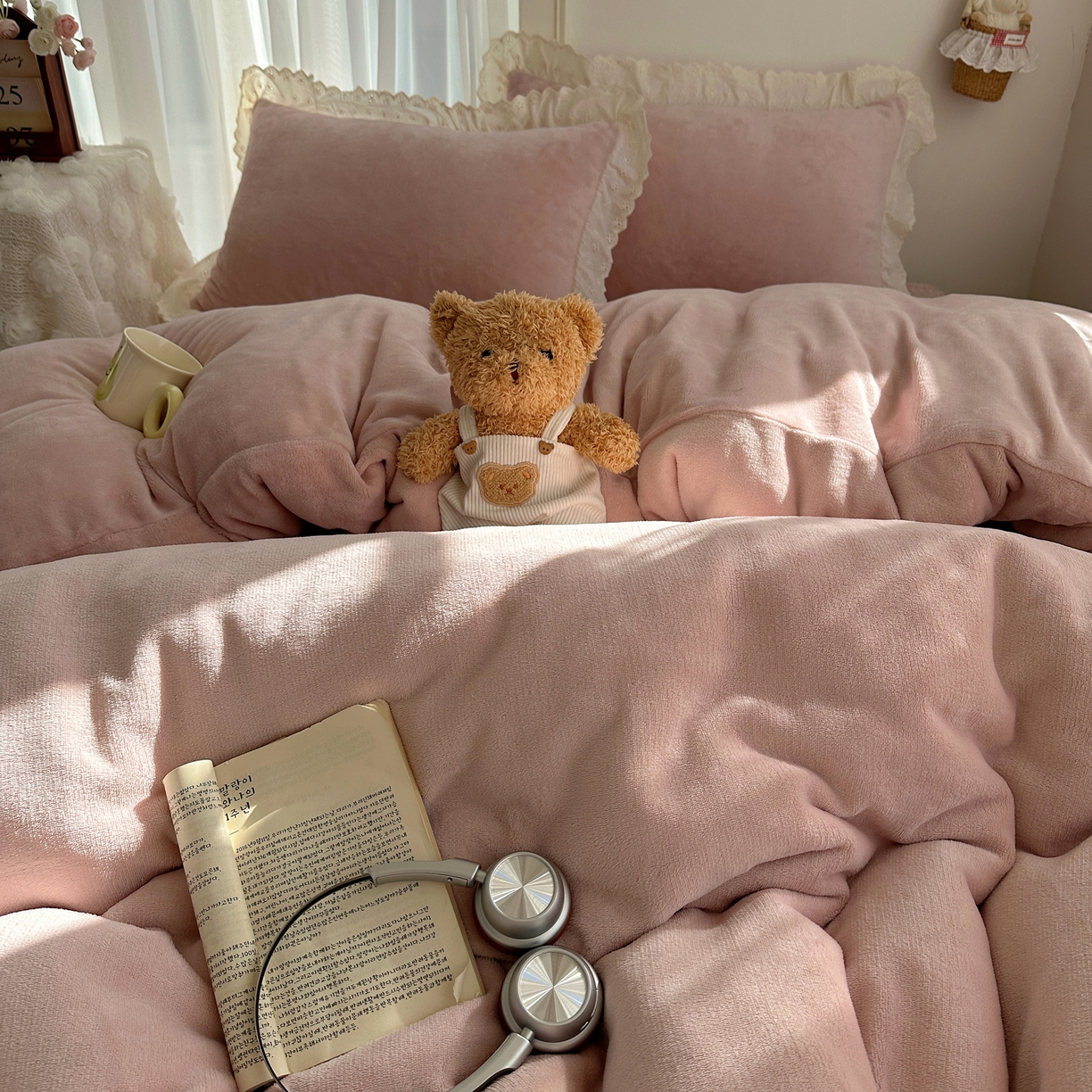 91家纺网 家纺一手货源 找家纺 欧尚 2025新款牛奶绒花边床盖四件套 仙女粉