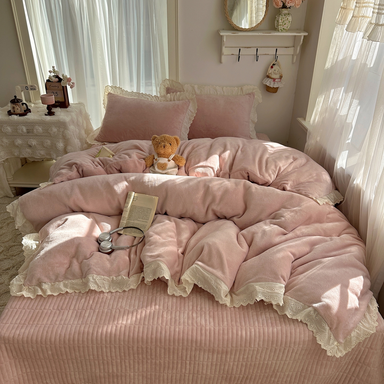 91家纺网 家纺一手货源 找家纺 欧尚 2025新款牛奶绒花边床盖四件套 仙女粉