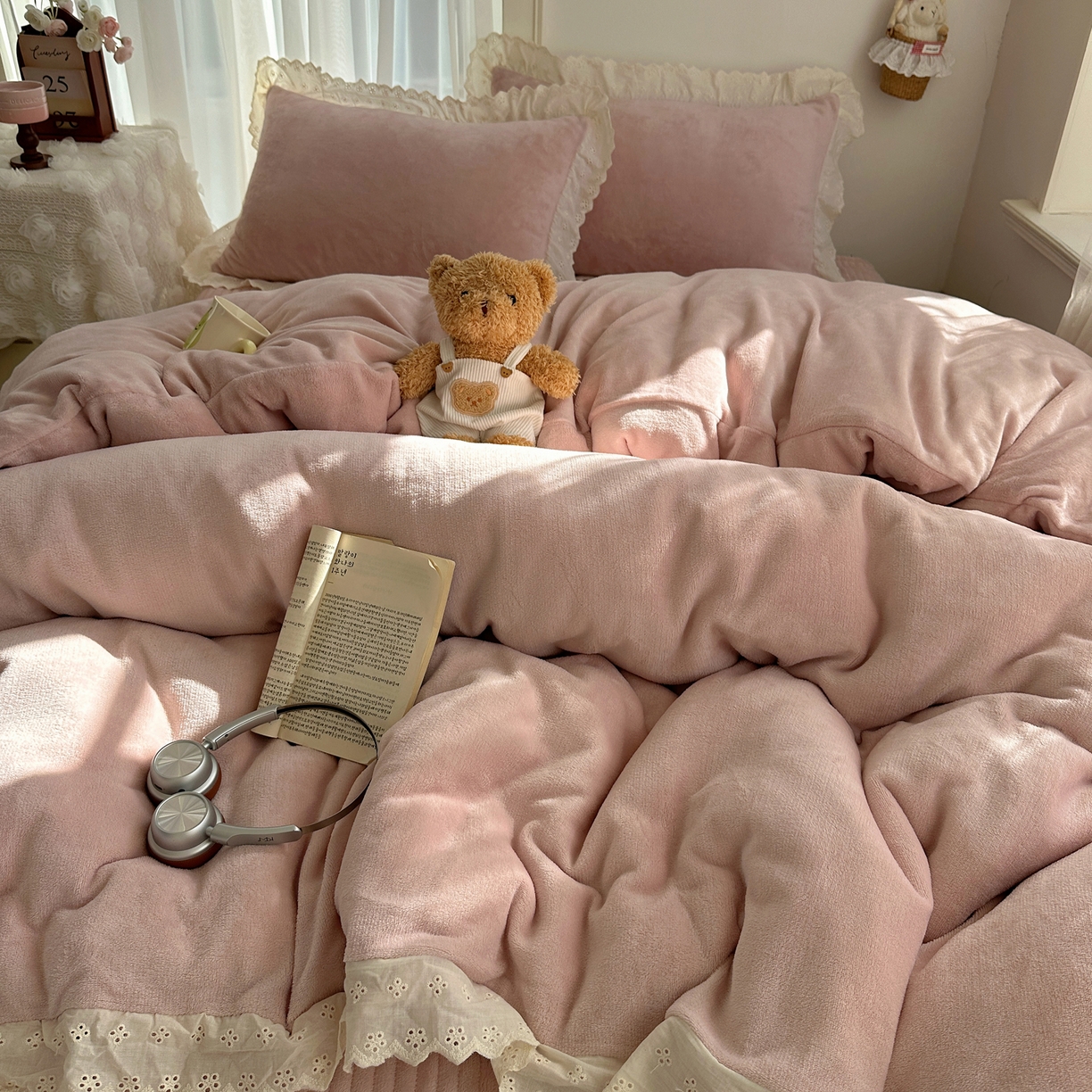 91家纺网 家纺一手货源 找家纺 欧尚 2025新款牛奶绒花边床盖四件套 仙女粉