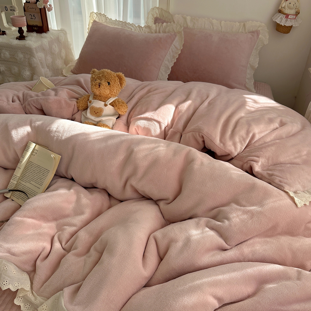 91家纺网 家纺一手货源 找家纺 欧尚 2025新款牛奶绒花边床盖四件套 仙女粉