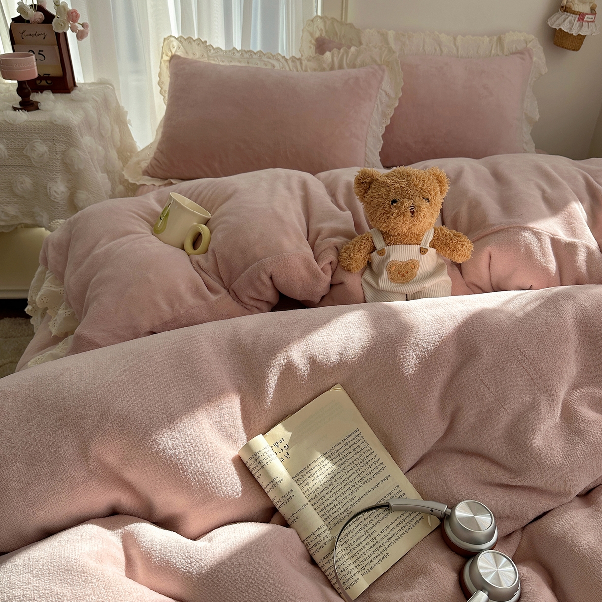 91家纺网 家纺一手货源 找家纺 欧尚 2025新款牛奶绒花边床盖四件套 仙女粉