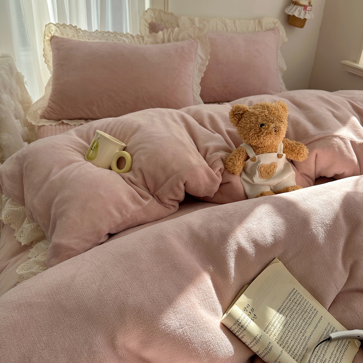 91家纺网 家纺一手货源 找家纺 欧尚 2025新款牛奶绒花边床盖四件套 仙女粉