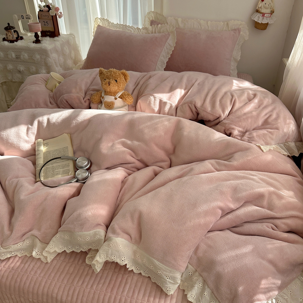 91家纺网 家纺一手货源 找家纺 欧尚 2025新款牛奶绒花边床盖四件套 仙女粉