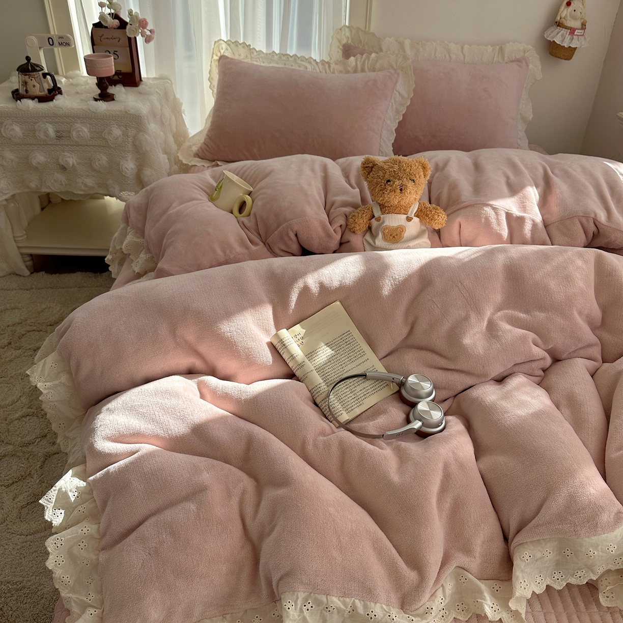 91家纺网 家纺一手货源 找家纺 欧尚 2025新款牛奶绒花边床盖四件套 仙女粉