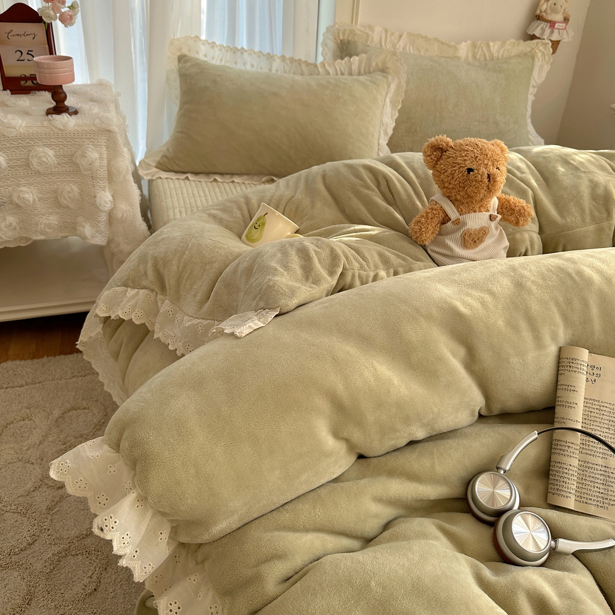 91家纺网 家纺一手货源 找家纺 欧尚 2025新款牛奶绒花边床盖四件套 牛油绿