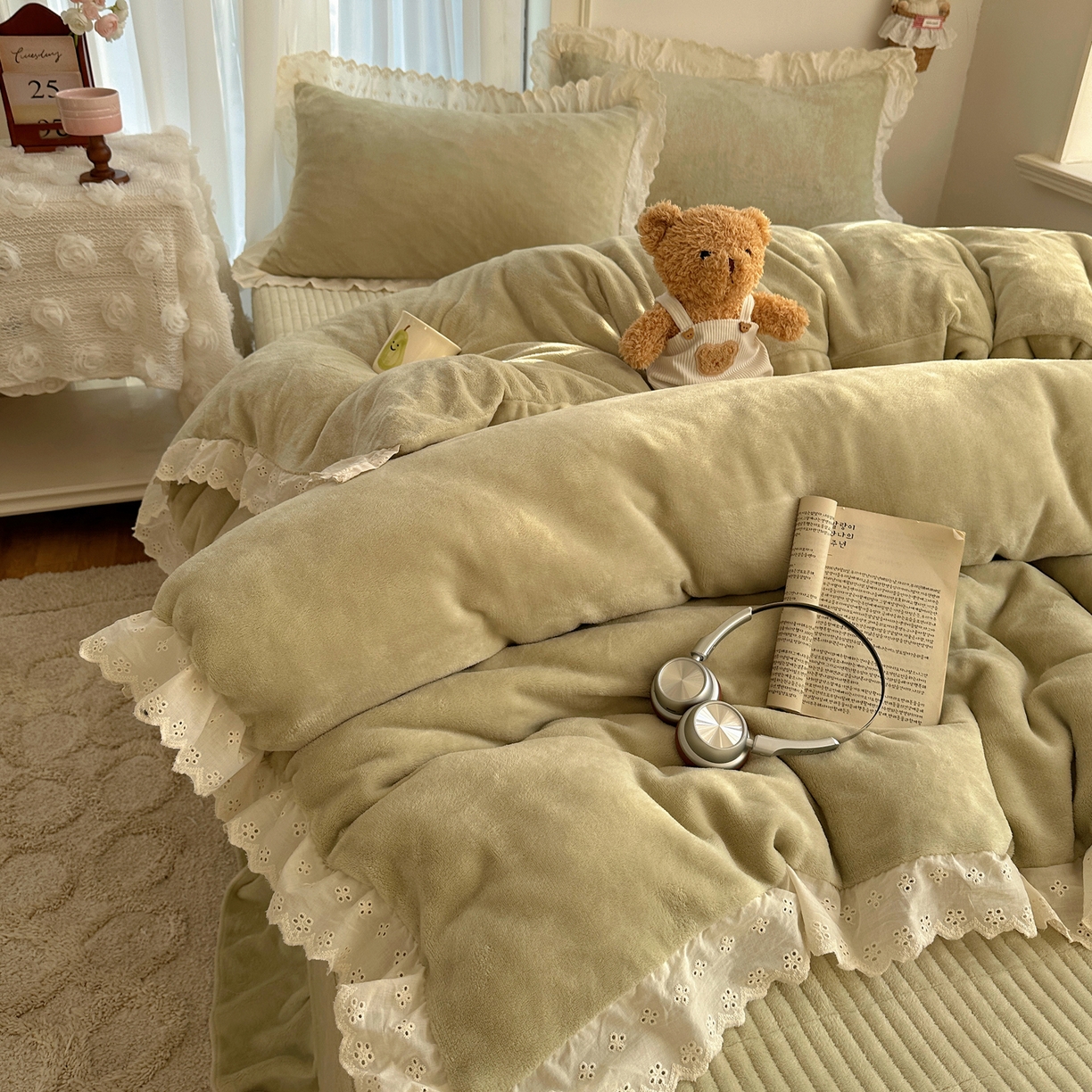 91家纺网 家纺一手货源 找家纺 欧尚 2025新款牛奶绒花边床盖四件套 牛油绿