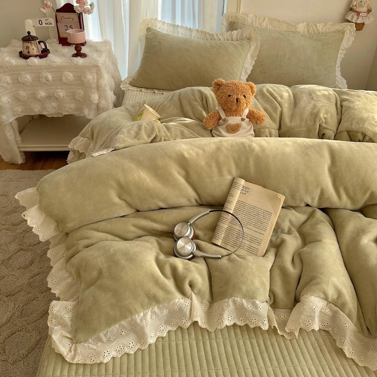 91家纺网 家纺一手货源 找家纺 欧尚 2025新款牛奶绒花边床盖四件套 牛油绿