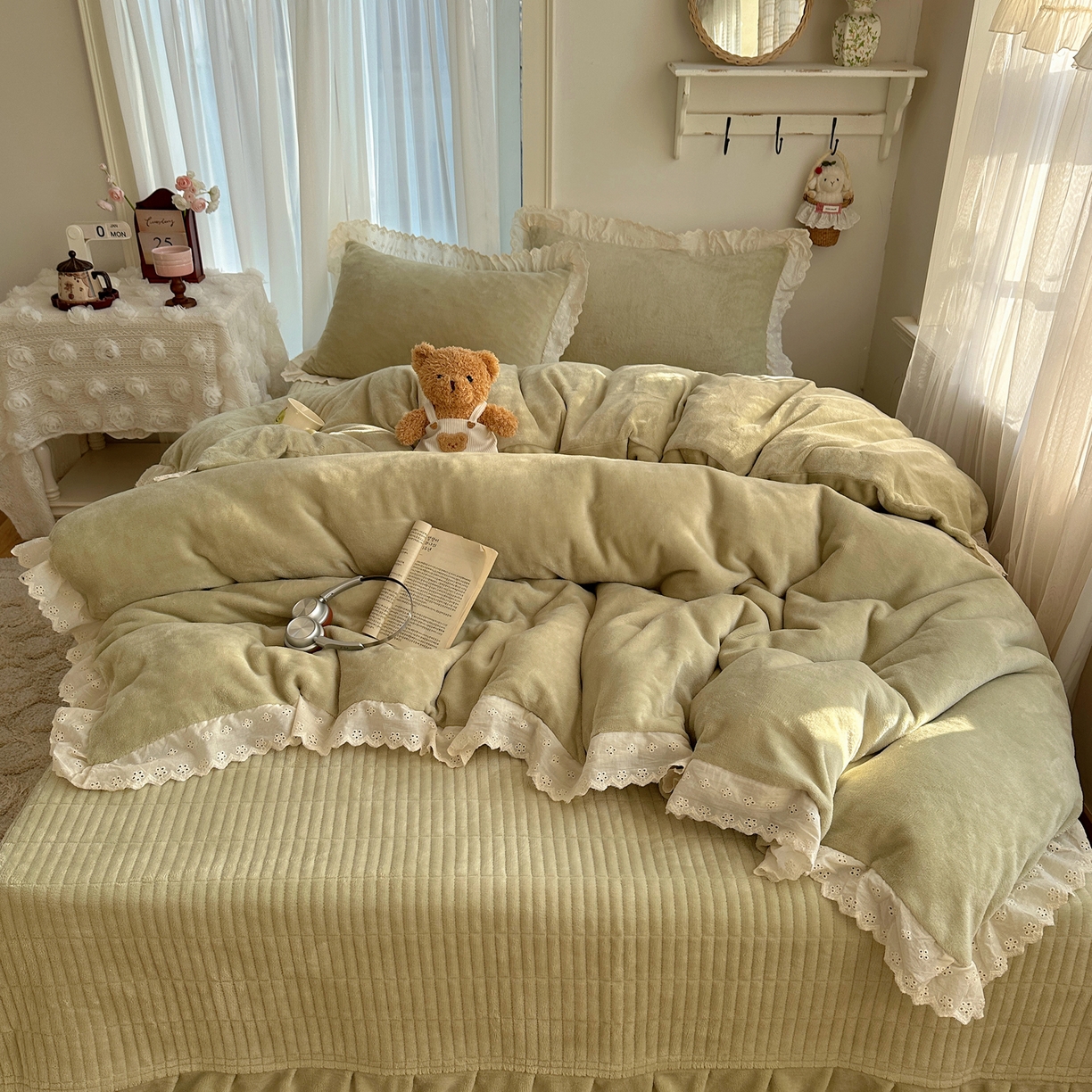 91家纺网 家纺一手货源 找家纺 欧尚 2025新款牛奶绒花边床盖四件套 牛油绿
