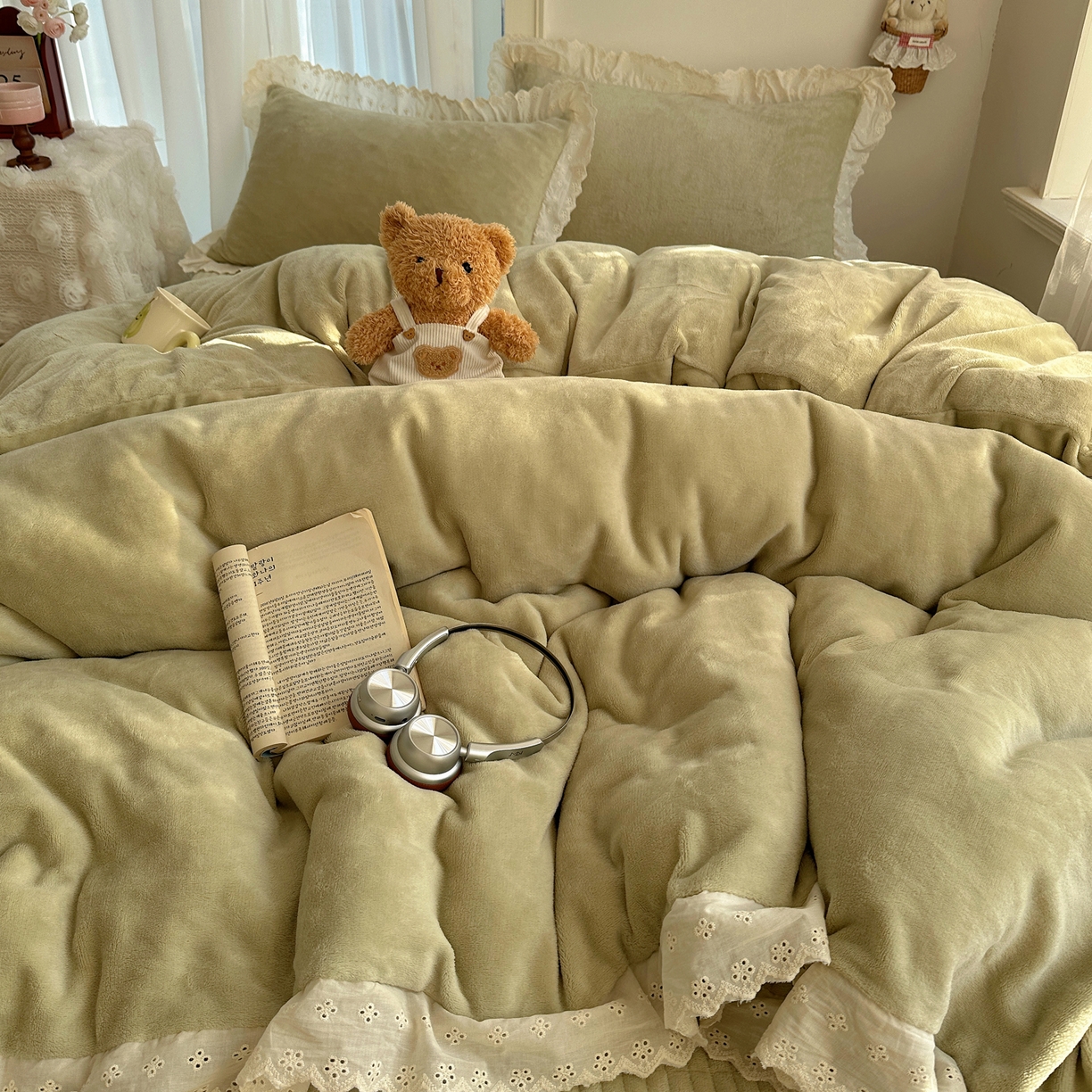 91家纺网 家纺一手货源 找家纺 欧尚 2025新款牛奶绒花边床盖四件套 牛油绿