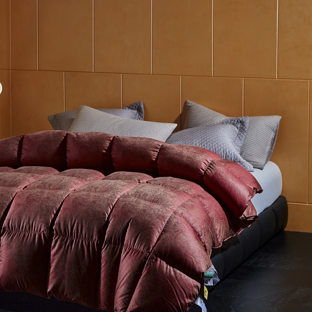 91家纺网 家纺一手货源 找家纺 暖羽屋羽绒馆 2025新款95白鹅绒被芯 婚庆鹅绒被子 结婚喜被 双人2米大红冬被 繁星 红