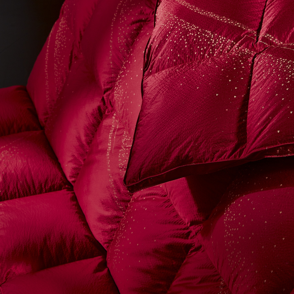 91家纺网 家纺一手货源 找家纺 暖羽屋羽绒馆 2025新款95白鹅绒被芯 婚庆鹅绒被子 结婚喜被 双人2米大红冬被 莫罗尔 红