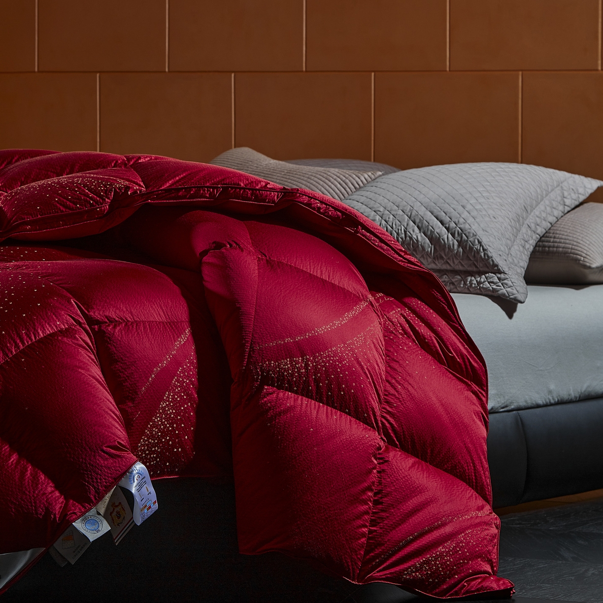 91家纺网 家纺一手货源 找家纺 暖羽屋羽绒馆 2025新款95白鹅绒被芯 婚庆鹅绒被子 结婚喜被 双人2米大红冬被 莫罗尔 红