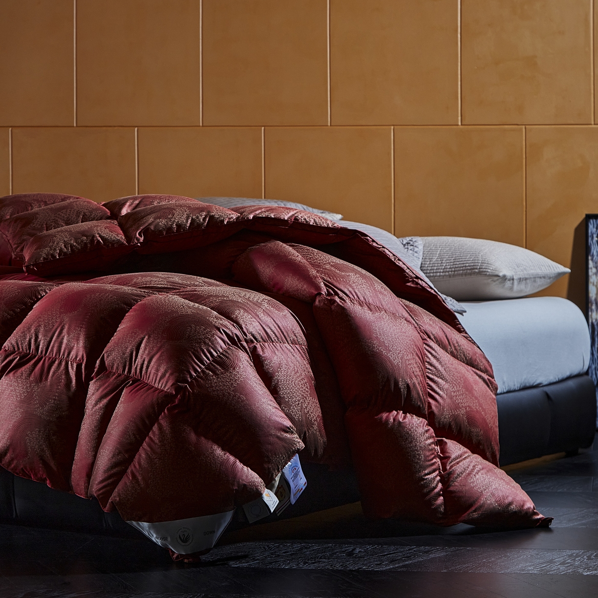 91家纺网 家纺一手货源 找家纺 暖羽屋羽绒馆 2025新款95白鹅绒被芯 婚庆鹅绒被子 结婚喜被 双人2米大红冬被 恋羽 红