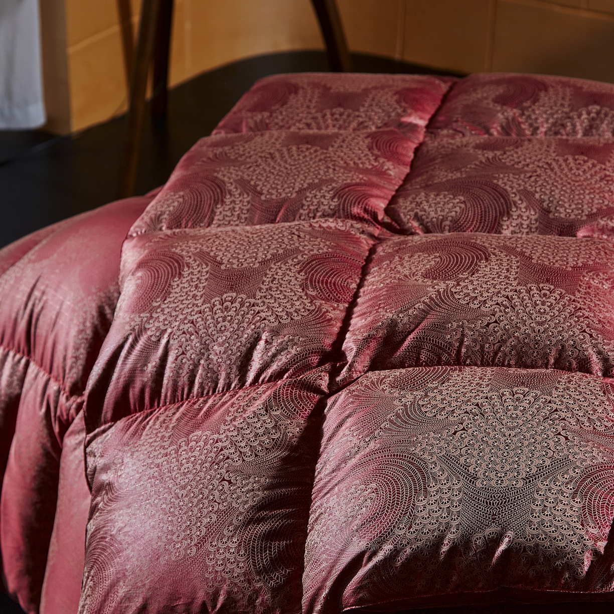 91家纺网 家纺一手货源 找家纺 暖羽屋羽绒馆 2025新款95白鹅绒被芯 婚庆鹅绒被子 结婚喜被 双人2米大红冬被 恋羽 红