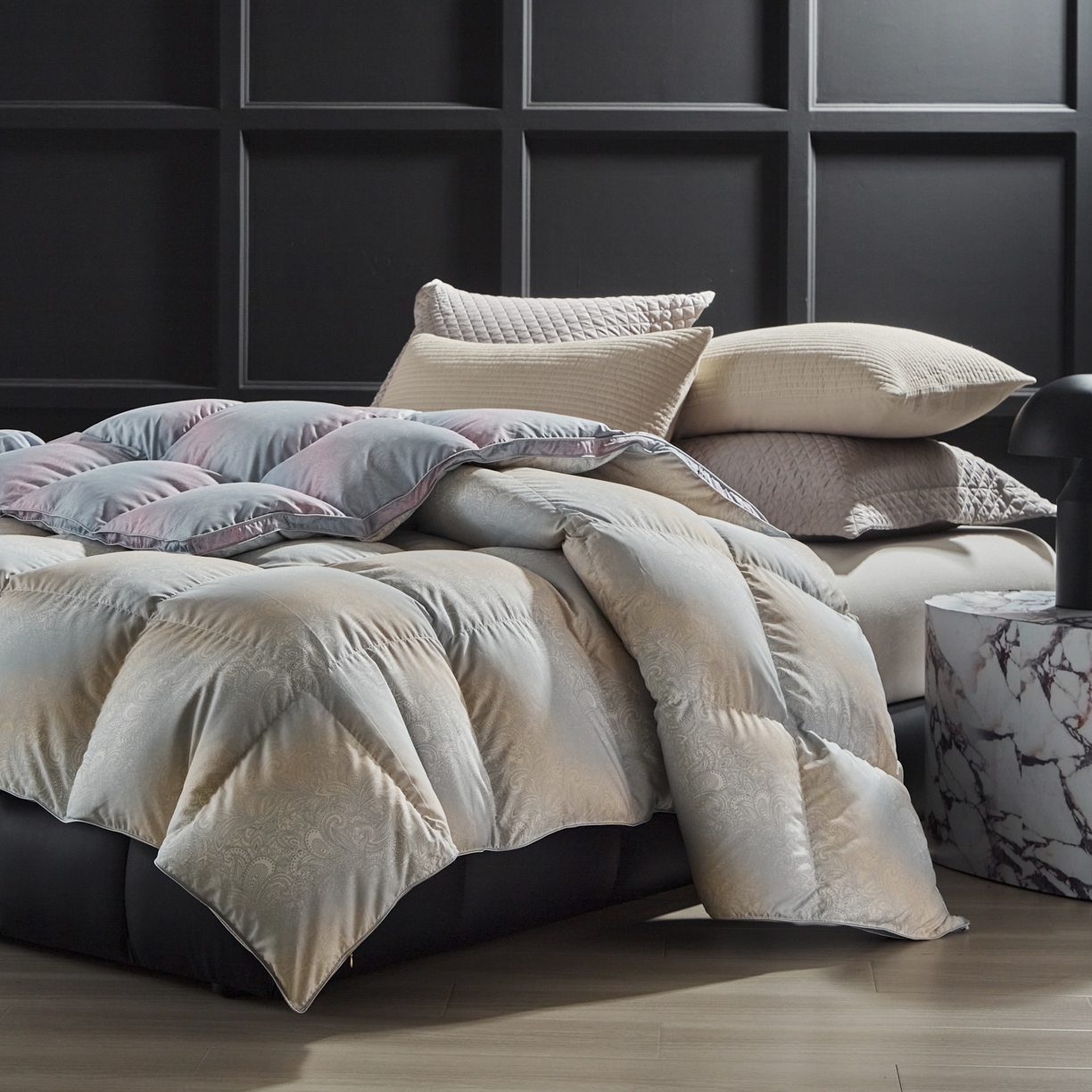 91家纺网 家纺一手货源 找家纺 暖羽屋羽绒馆 2025新款磨毛糯棉鹅绒丝被芯 白鹅绒被子 羽毛被子 双人羽绒被冬被婚庆春秋被 云梦反面