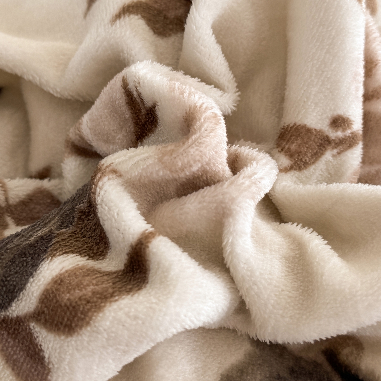 91家纺网 家纺一手货源 找家纺 慕晨 2025新款花边牛奶绒床盖四件套 玫瑰絮语