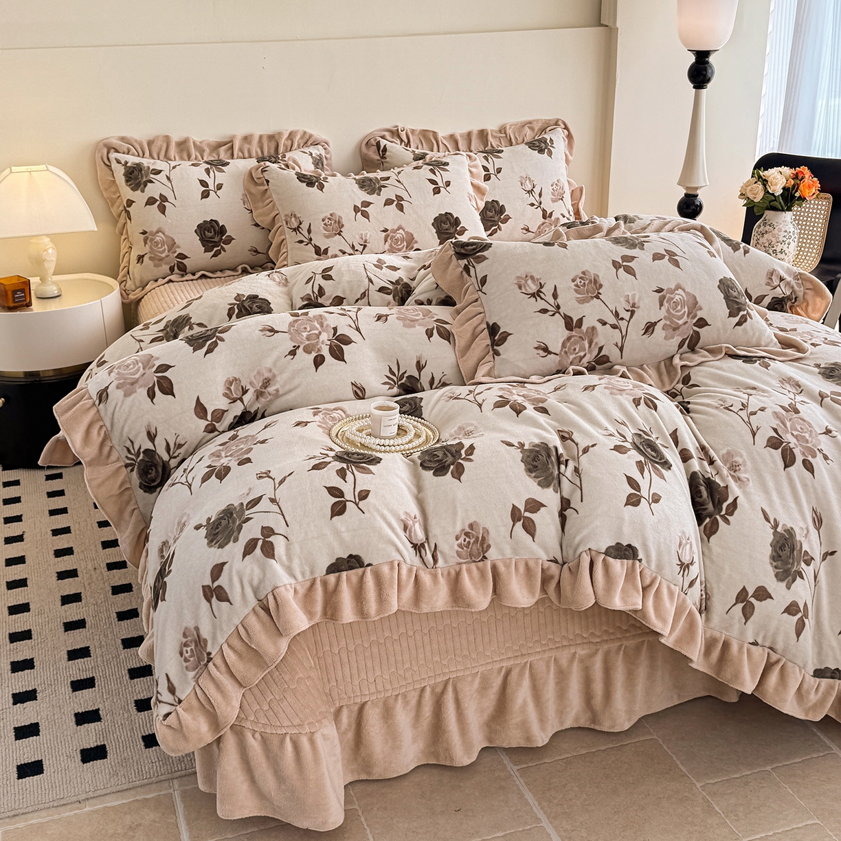 91家纺网 家纺一手货源 找家纺 慕晨 2025新款花边牛奶绒床盖四件套 玫瑰絮语