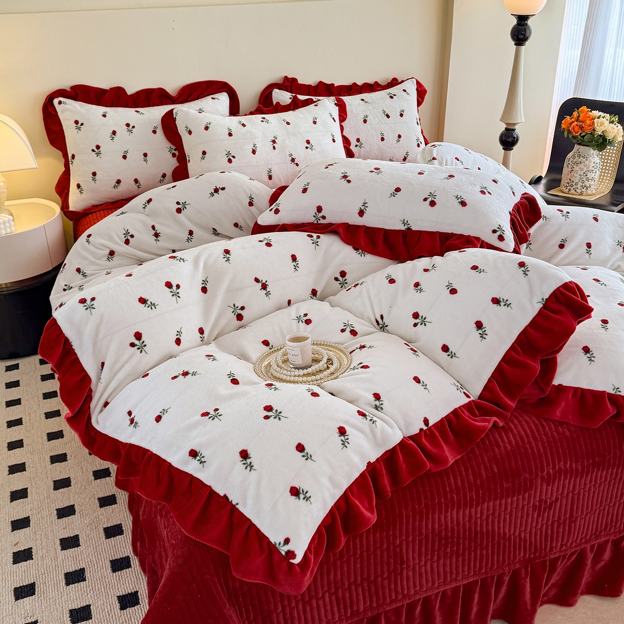 91家纺网 家纺一手货源 找家纺 慕晨 2025新款花边牛奶绒床盖四件套 雪蔷薇