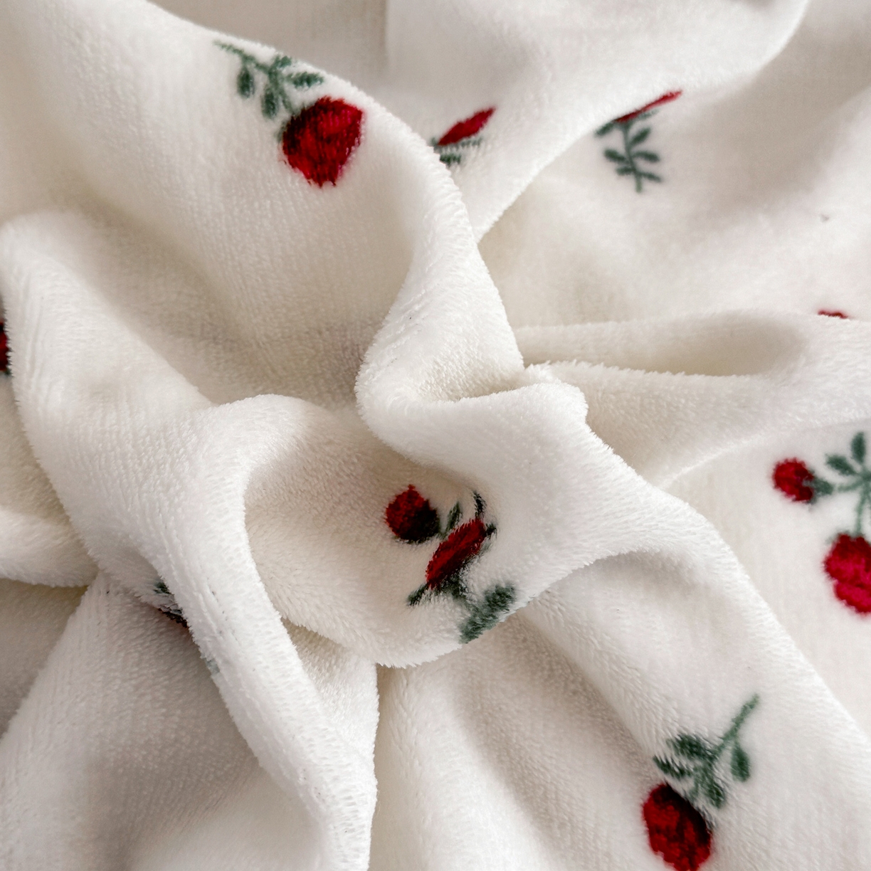 91家纺网 家纺一手货源 找家纺 慕晨 2025新款花边牛奶绒床盖四件套 雪蔷薇