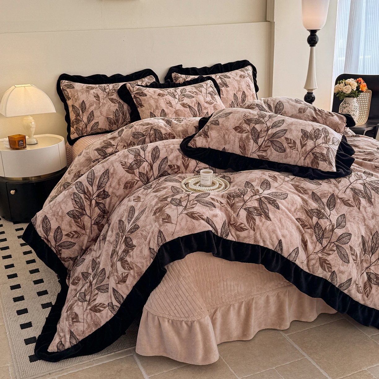 91家纺网 家纺一手货源 找家纺 （总）慕晨 2025新款花边牛奶绒床盖四件套