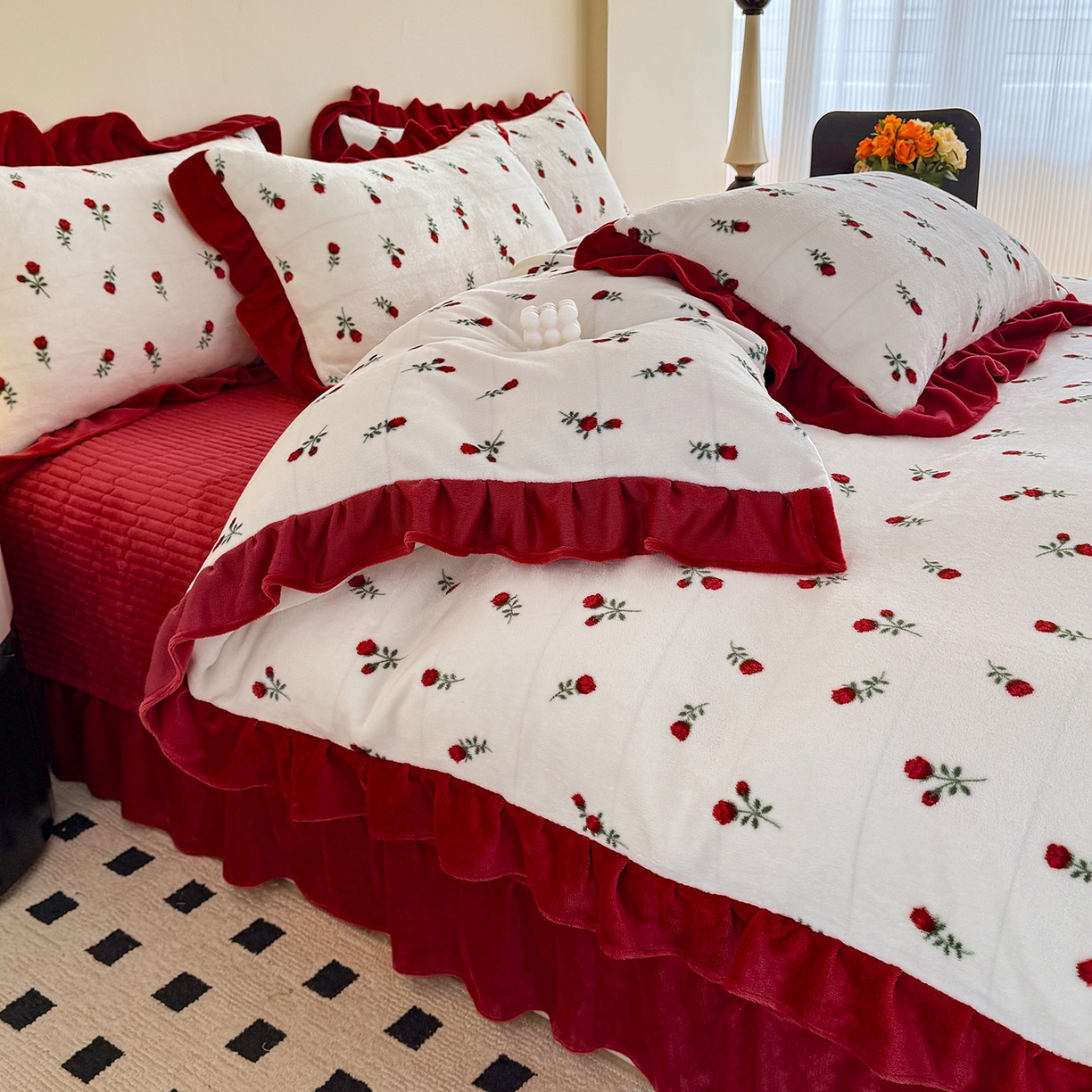 91家纺网 家纺一手货源 找家纺 慕晨 2025新款花边牛奶绒床盖四件套 雪蔷薇