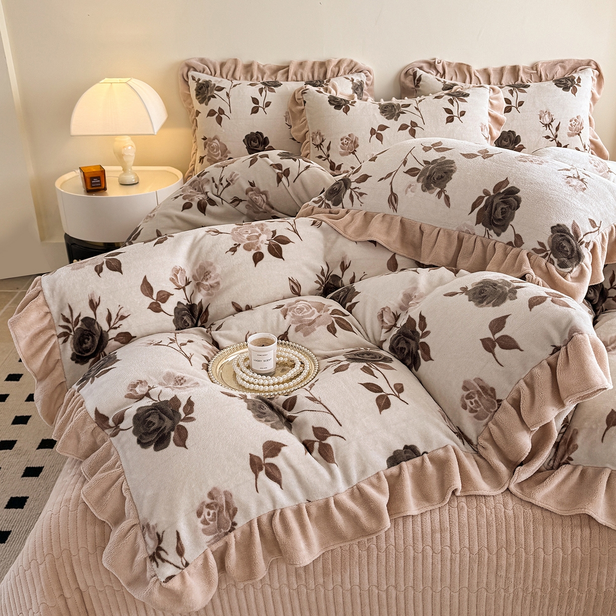 91家纺网 家纺一手货源 找家纺 慕晨 2025新款花边牛奶绒床盖四件套 玫瑰絮语