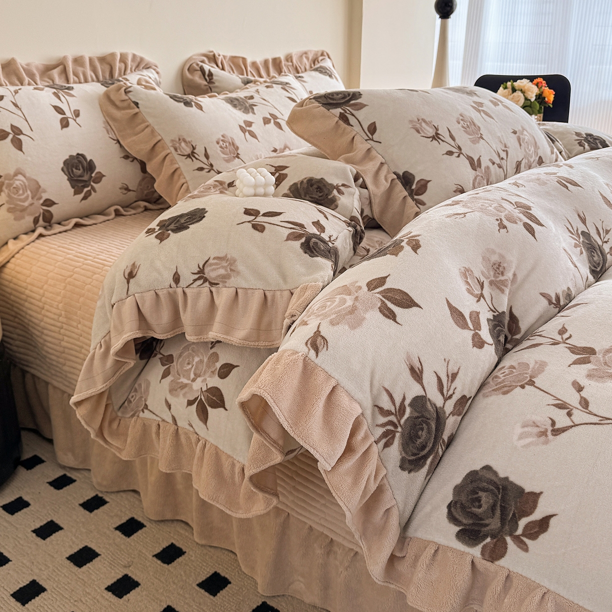 91家纺网 家纺一手货源 找家纺 慕晨 2025新款花边牛奶绒床盖四件套 玫瑰絮语