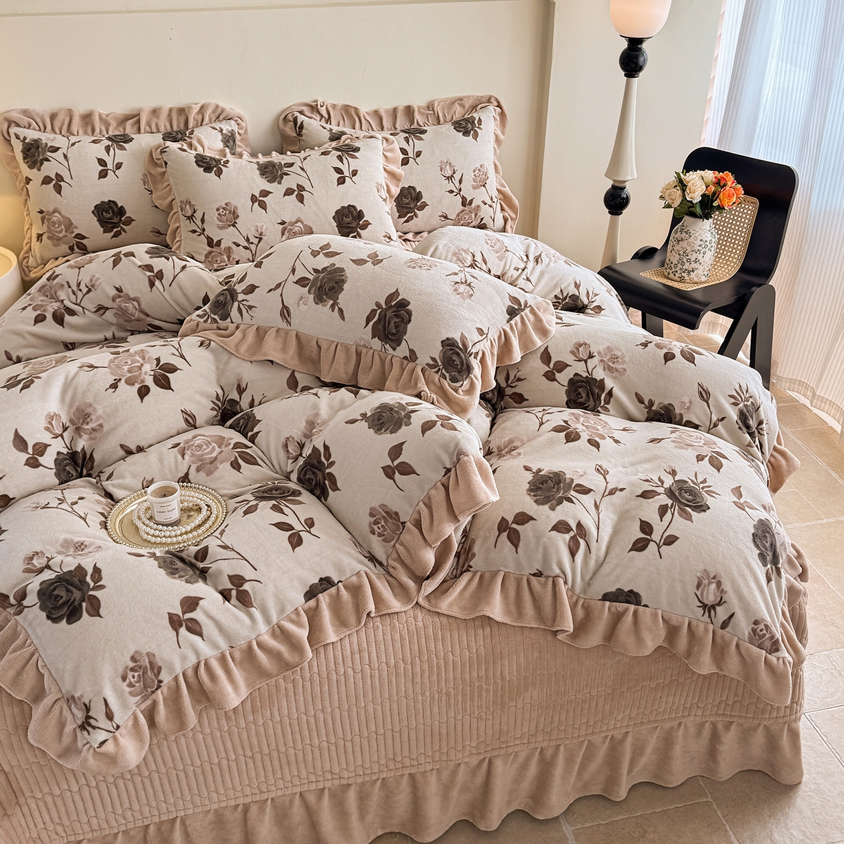 91家纺网 家纺一手货源 找家纺 慕晨 2025新款花边牛奶绒床盖四件套 玫瑰絮语