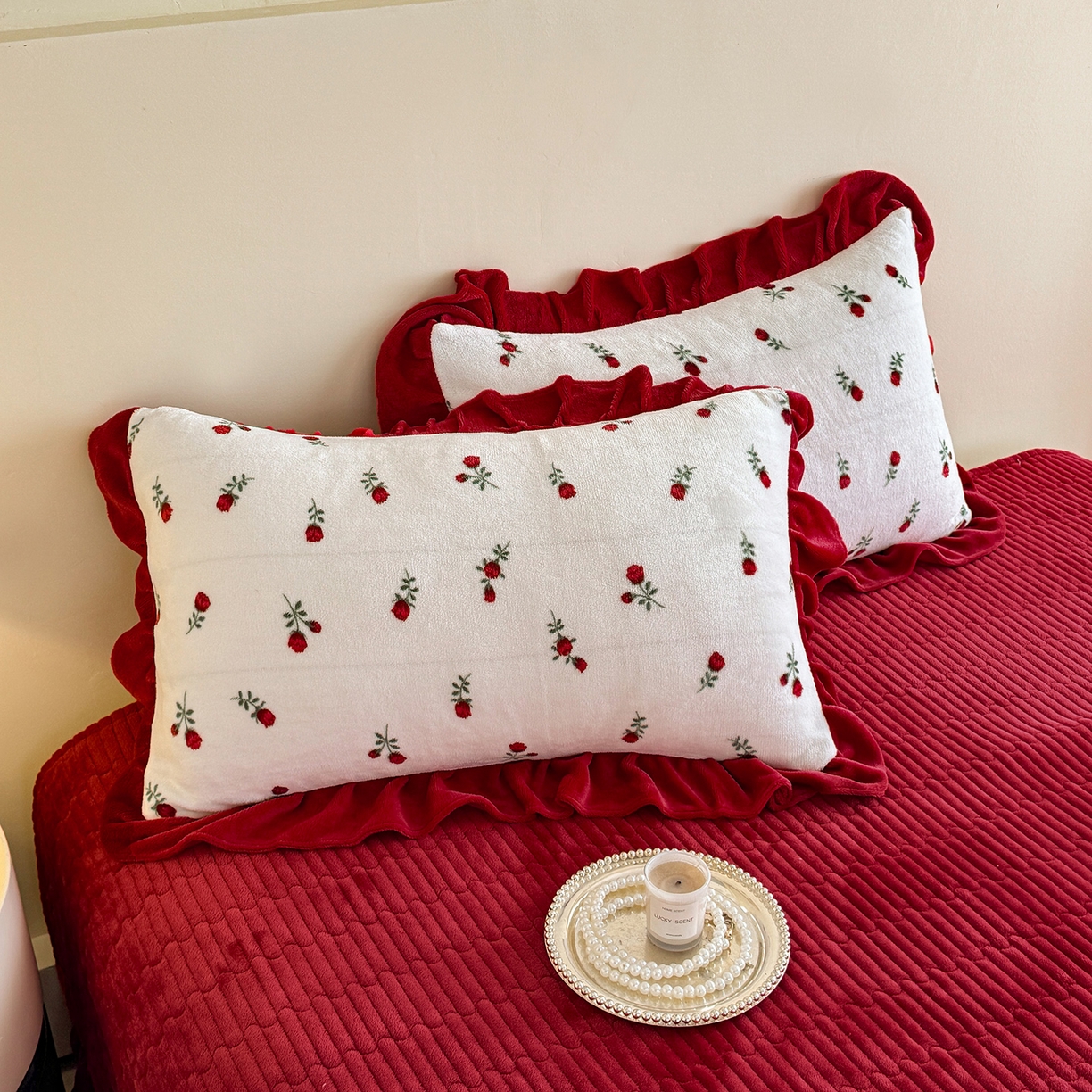 91家纺网 家纺一手货源 找家纺 慕晨 2025新款花边牛奶绒床盖四件套 雪蔷薇