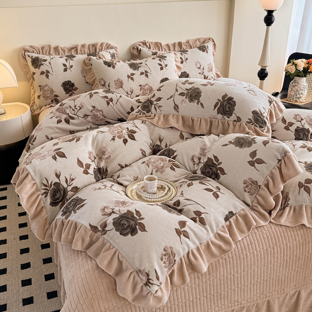 91家纺网 家纺一手货源 找家纺 慕晨 2025新款花边牛奶绒床盖四件套 玫瑰絮语