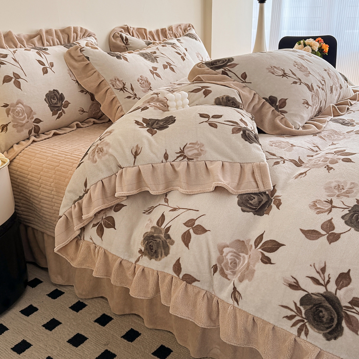 91家纺网 家纺一手货源 找家纺 慕晨 2025新款花边牛奶绒床盖四件套 玫瑰絮语