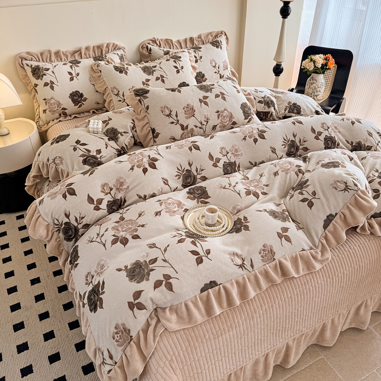 91家纺网 家纺一手货源 找家纺 慕晨 2025新款花边牛奶绒床盖四件套 玫瑰絮语