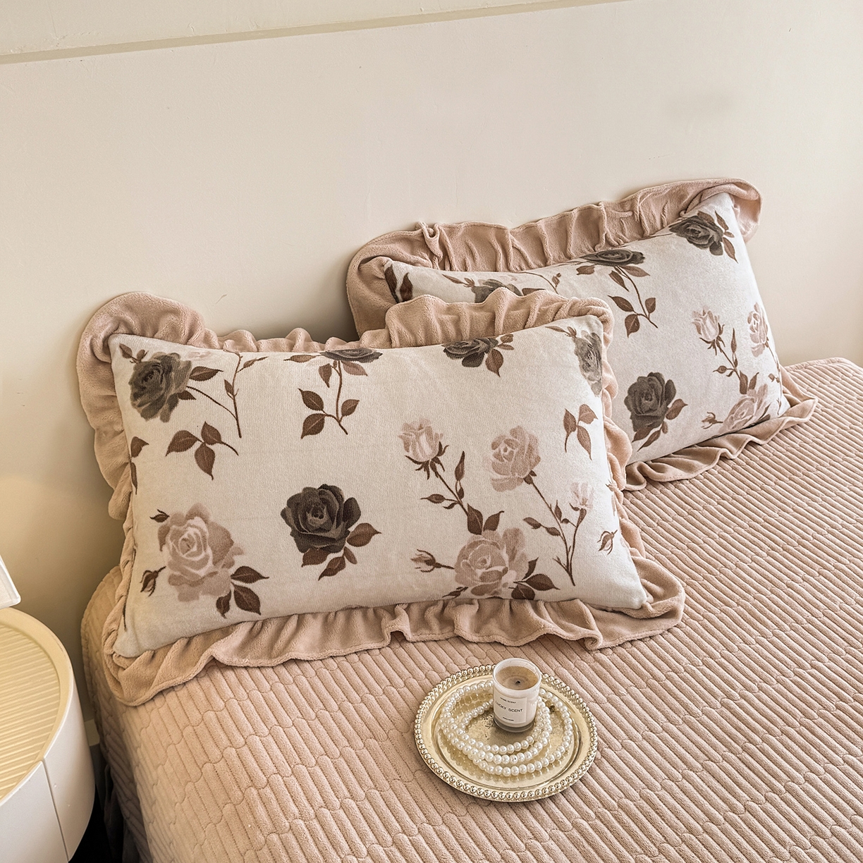 91家纺网 家纺一手货源 找家纺 慕晨 2025新款花边牛奶绒床盖四件套 玫瑰絮语