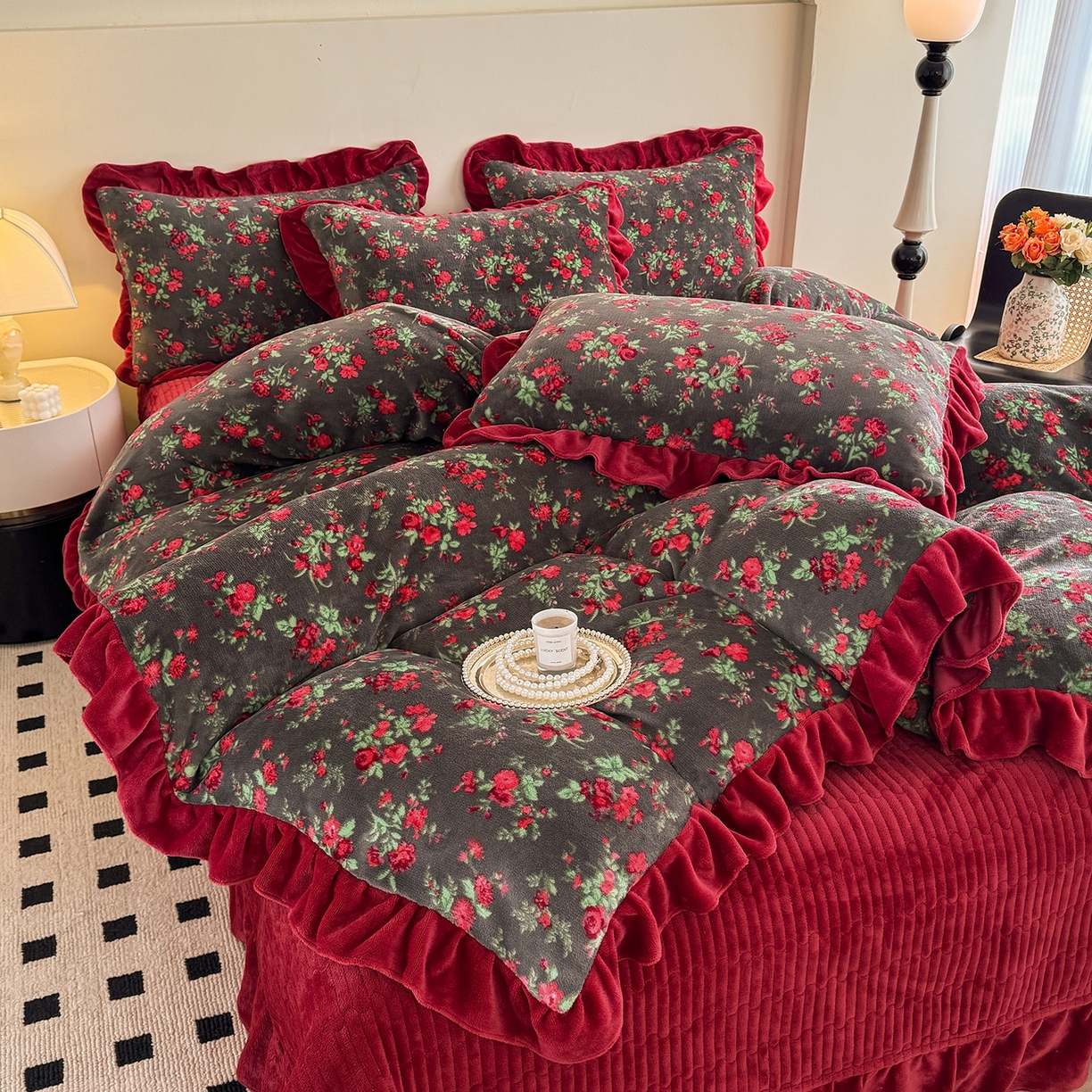 91家纺网 家纺一手货源 找家纺 （总）慕晨 2025新款花边牛奶绒床盖四件套