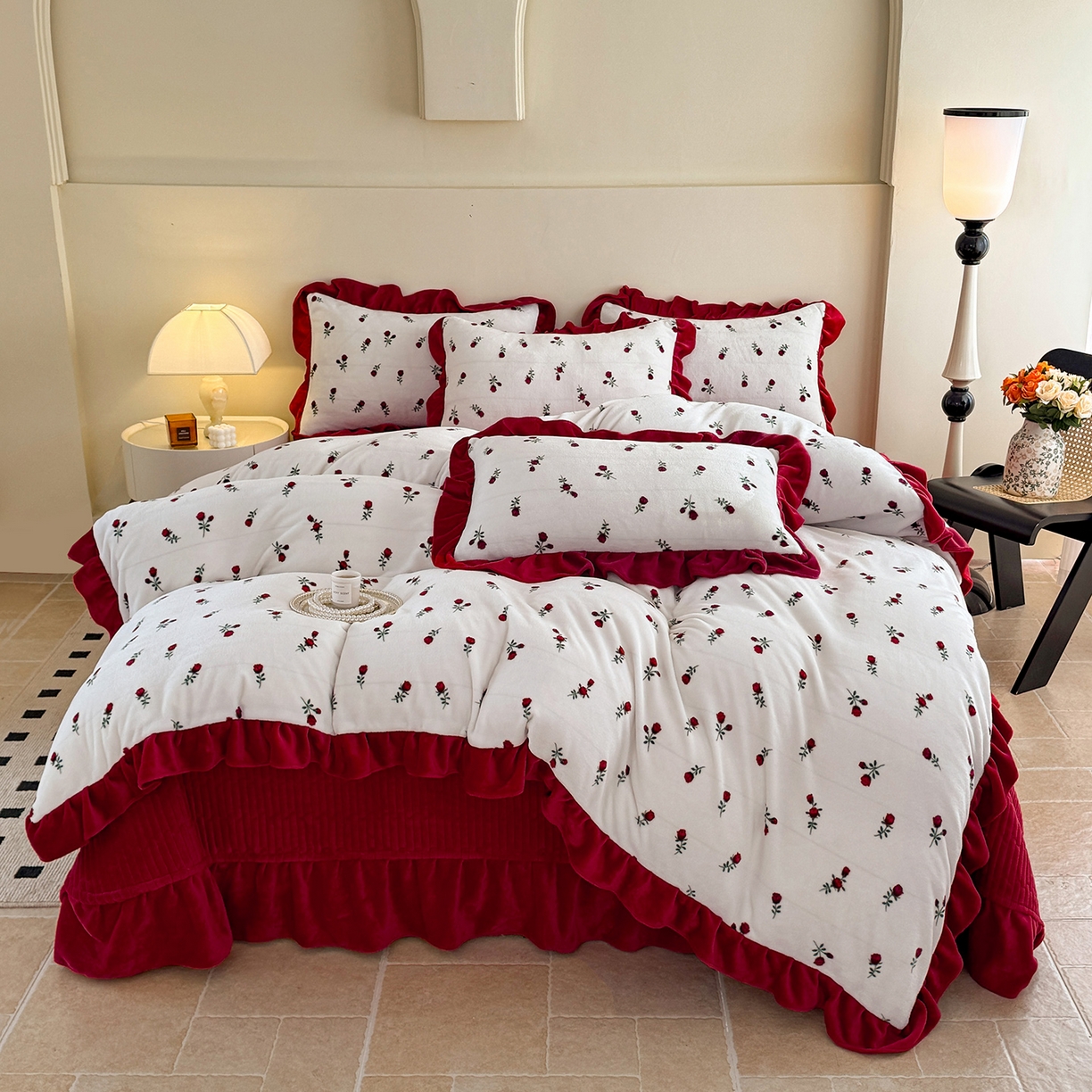 91家纺网 家纺一手货源 找家纺 慕晨 2025新款花边牛奶绒床盖四件套 雪蔷薇