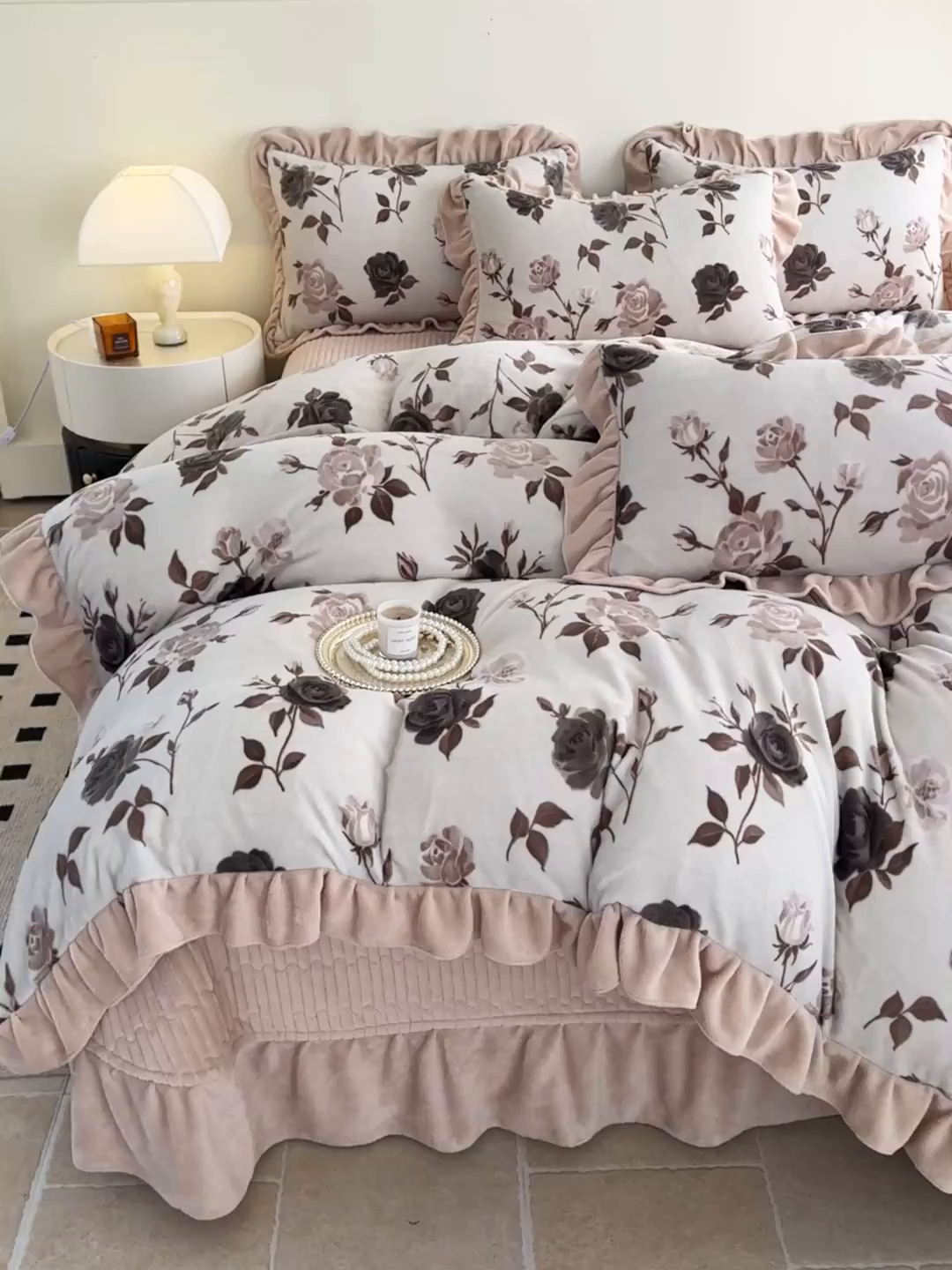 91家纺网 家纺一手货源 找家纺 慕晨 2025新款花边牛奶绒床盖四件套 玫瑰絮语