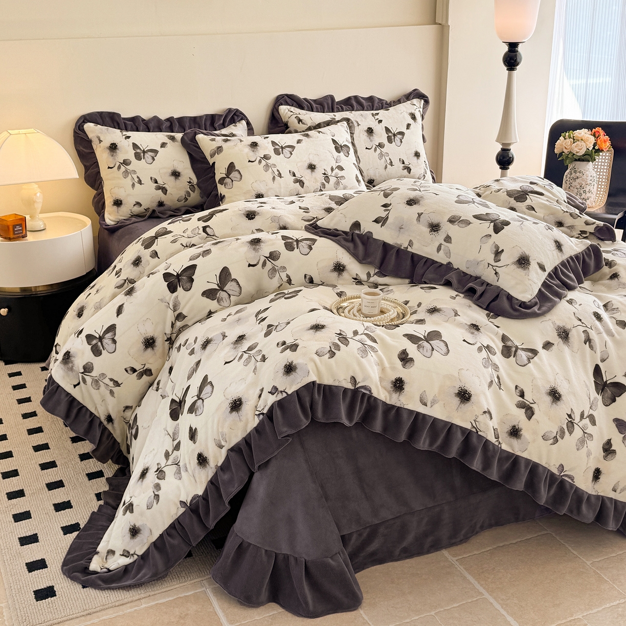 91家纺网 家纺一手货源 找家纺 （总）慕晨 2025新款花边牛奶绒床盖四件套