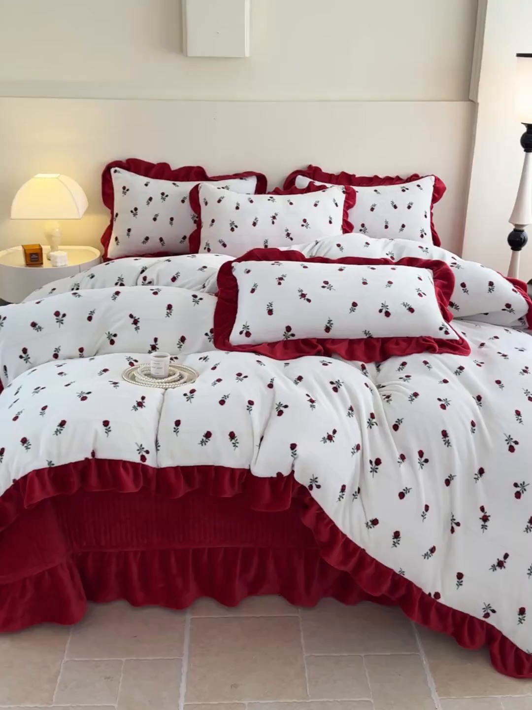 91家纺网 家纺一手货源 找家纺 慕晨 2025新款花边牛奶绒床盖四件套 雪蔷薇