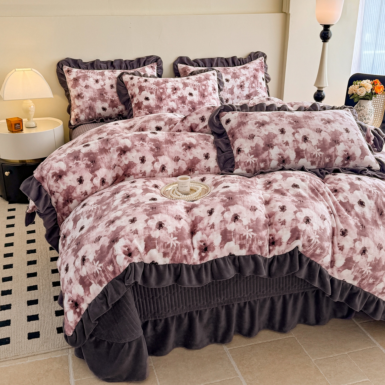 91家纺网 家纺一手货源 找家纺 慕晨 2025新款花边牛奶绒床盖四件套 织梦繁花