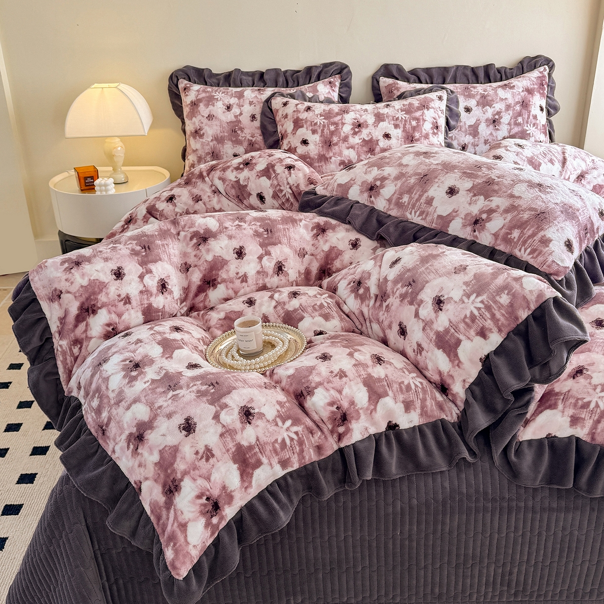 91家纺网 家纺一手货源 找家纺 慕晨 2025新款花边牛奶绒床盖四件套 织梦繁花