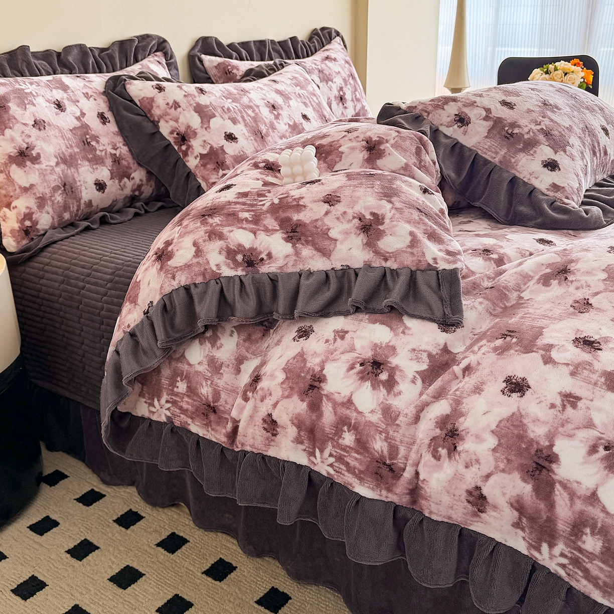 91家纺网 家纺一手货源 找家纺 慕晨 2025新款花边牛奶绒床盖四件套 织梦繁花