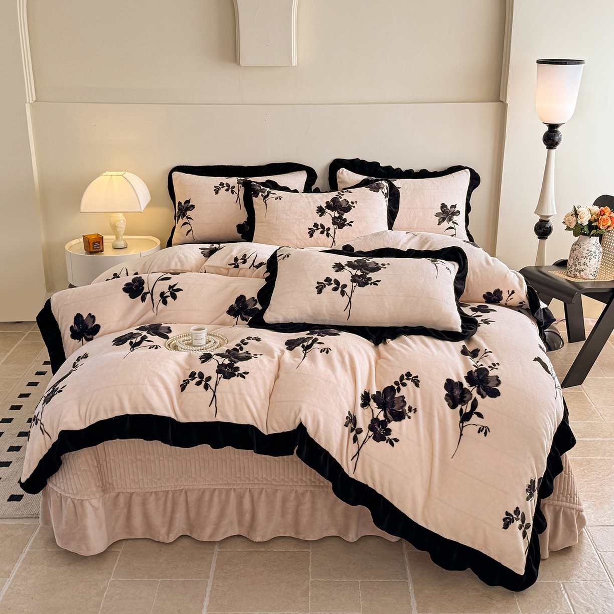 91家纺网 家纺一手货源 找家纺 慕晨 2025新款花边牛奶绒床盖四件套 墨染花