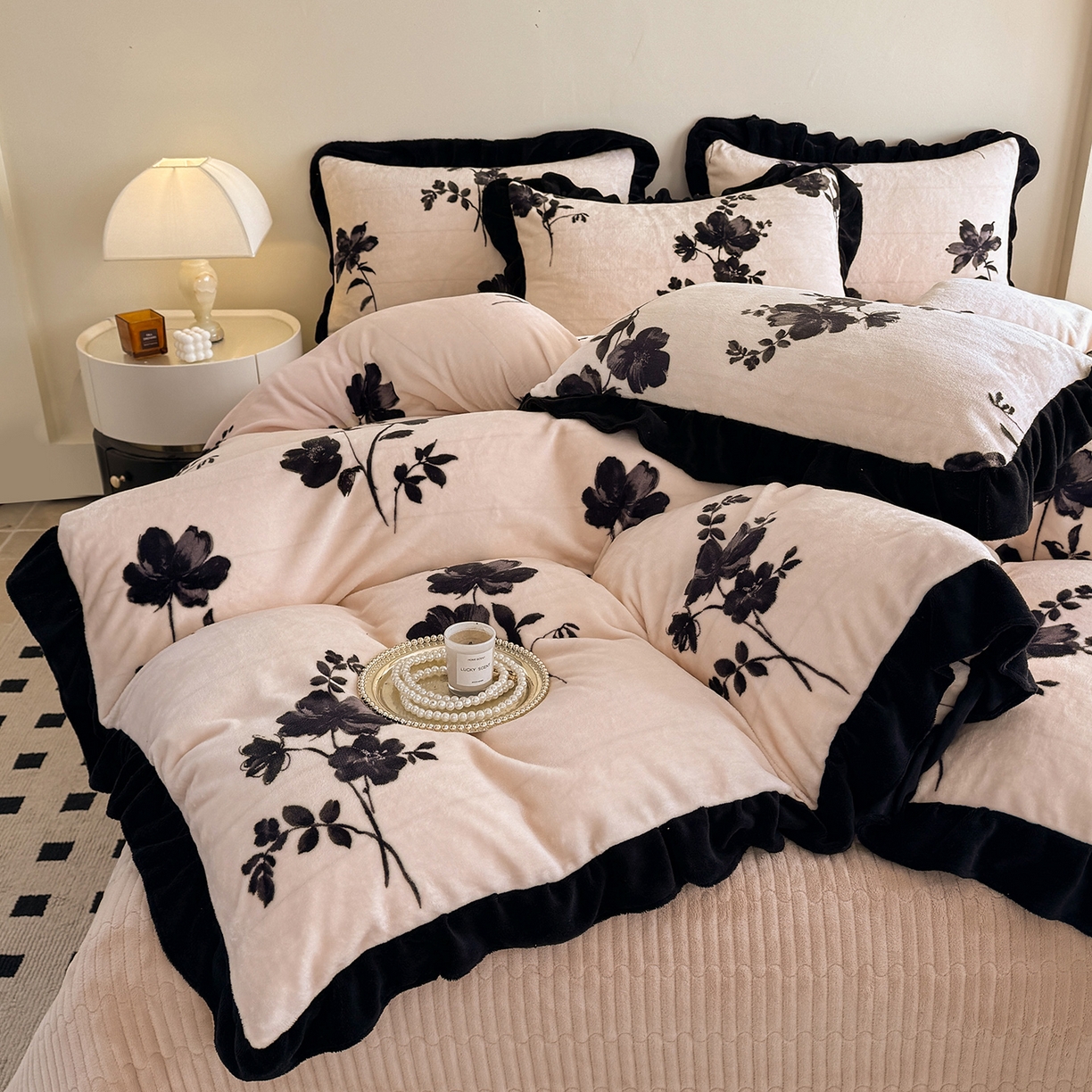 91家纺网 家纺一手货源 找家纺 慕晨 2025新款花边牛奶绒床盖四件套 墨染花