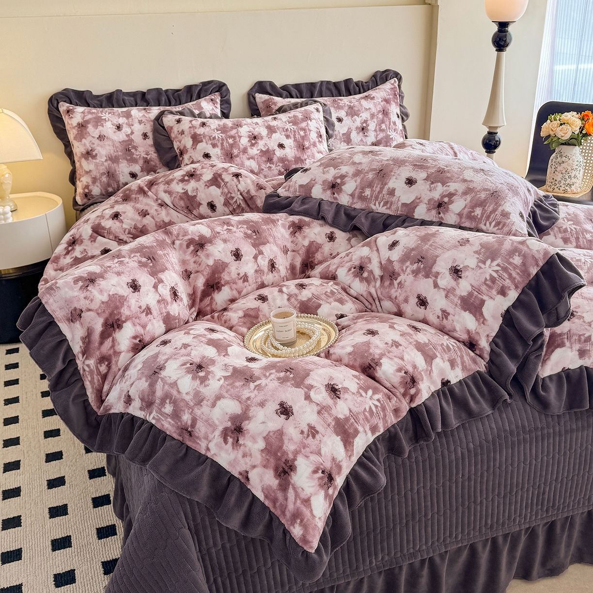 91家纺网 家纺一手货源 找家纺 慕晨 2025新款花边牛奶绒床盖四件套 织梦繁花