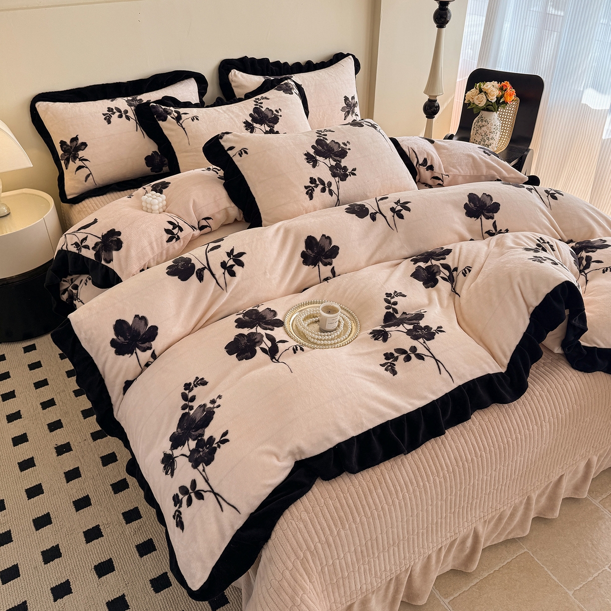 91家纺网 家纺一手货源 找家纺 慕晨 2025新款花边牛奶绒床盖四件套 墨染花